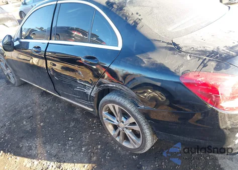 2017 Mercedes-Benz C 300 4Matic z USA, uszkodzony, nr VIN 55SWF4KB3HU187230